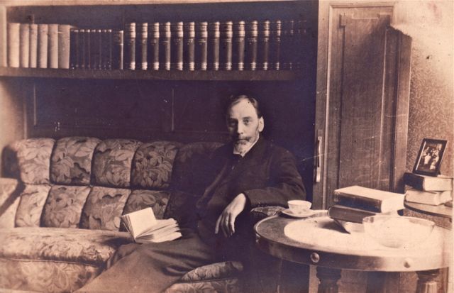 De boeken van schrijver Beulinckx verkochten niet. Hij las ze dan maar zelf door en vond ze best 'prima geschreven'!